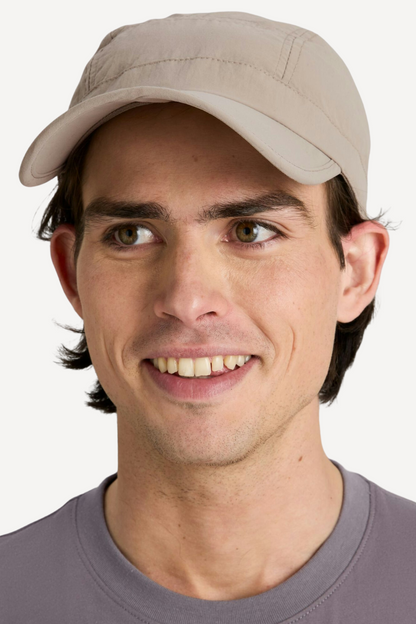 Casquette anti-UV beige UPF 50+ pour homme, idéale pour la protection solaire au quotidien.