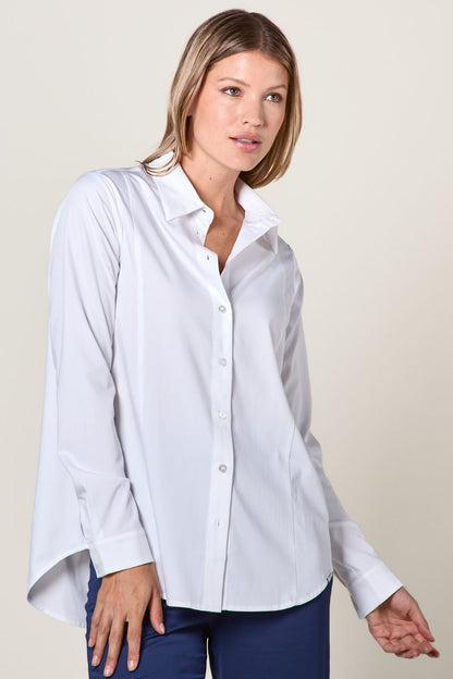Chemise longue anti-UV blanche pour femme, élégante avec protection solaire UPF50+, idéale pour une journée ensoleillée.