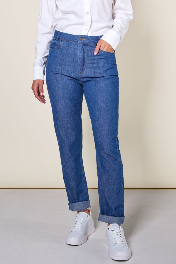 Jean anti-UV bleu pour femme, léger et respirant, certifié UPF 50+, idéal pour une protection solaire quotidienne.