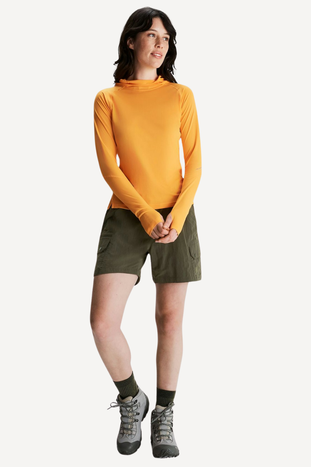 Femme portant un sweat-shirt anti-UV orange UPF 50+, parfait pour les activités en plein air.
