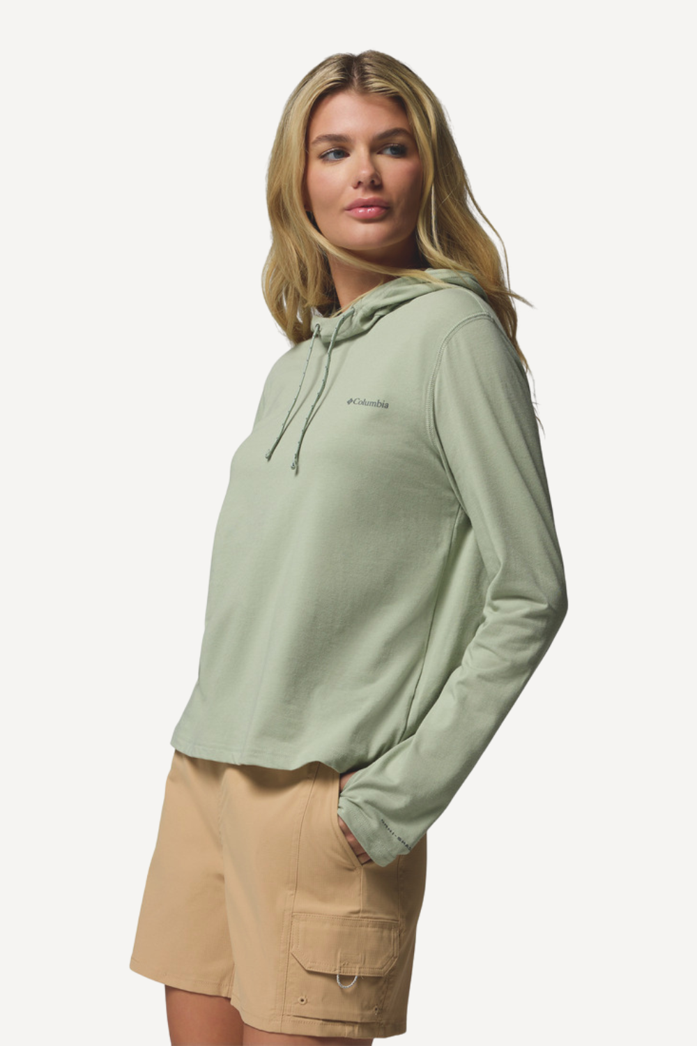 Sweat-shirt anti-UV vert clair UPF 50+ pour femme, idéal pour se protéger du soleil lors d'activités en extérieur.