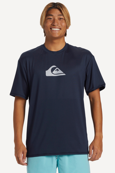 T-shirt anti-UV bleu marine pour homme avec logo, protection solaire UPF 50+ pour la plage ou le surf.