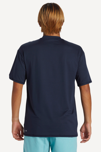 T-shirt de bain anti-UV bleu marine pour homme, coupe ample et léger, parfait pour la plage avec protection UPF 50+.