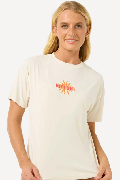 T-shirt anti-UV beige pour femme avec logo Rip Curl, léger et UPF 50+, parfait pour la plage et les activités nautiques.