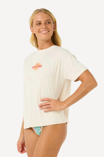 T-shirt de bain anti-UV femme beige UPF50+ de Rip Curl, élégant, idéal pour une journée ensoleillée.