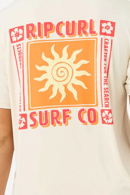 T-shirt anti-UV beige pour femme de Rip Curl avec motif soleil coloré, style décontracté, certifié UPF 50+.