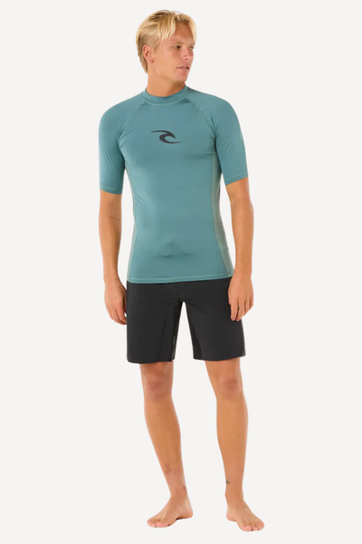 T-shirt de bain anti-UV bleu pour homme, UPF 50+, idéal pour les activités aquatiques et la protection solaire.