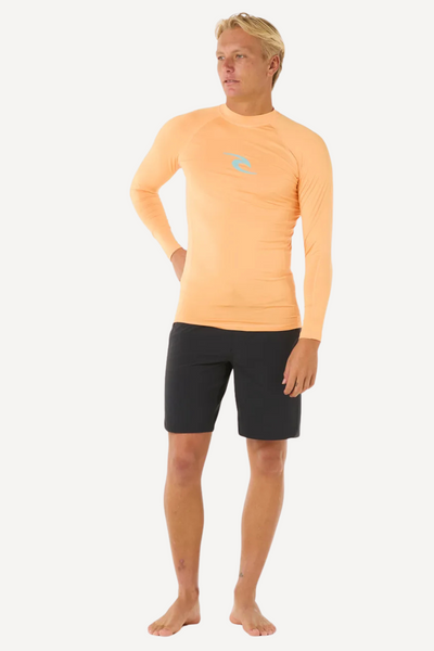 T-shirt de bain anti-UV orange à manches longues pour homme, UPF 50+ pour protection solaire lors des sports aquatiques.