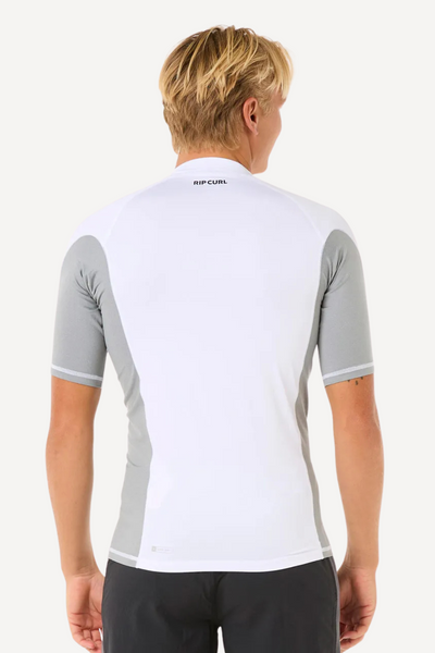 T-shirt de bain anti-UV pour homme, UPF 50+, à manches courtes, fabriqué par Rip Curl, couleur blanche et grise.