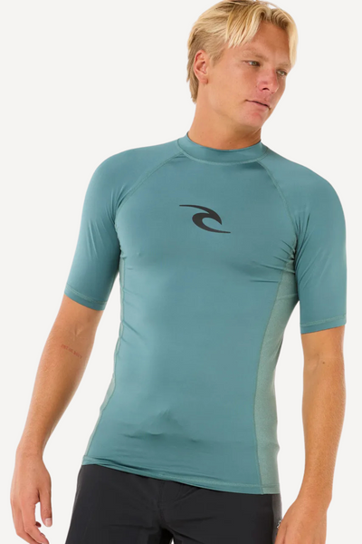 Lycra anti-UV homme à manches courtes, couleur bleu-vert, design élégant, UPF 50+ pour protection solaire.