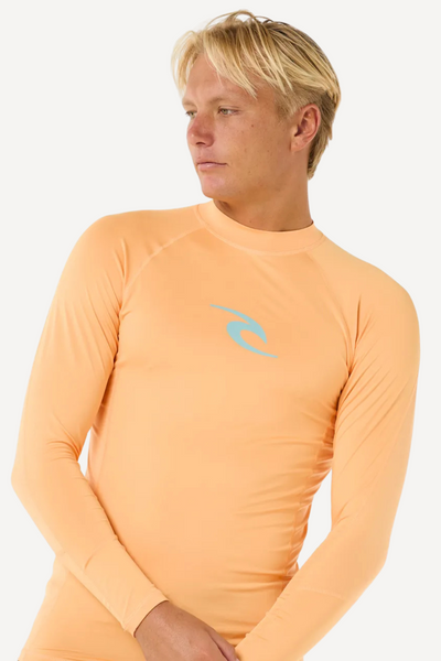 T-shirt de bain anti-UV orange pour homme, avec protection UPF 50+, idéal pour le surf et les activités aquatiques.