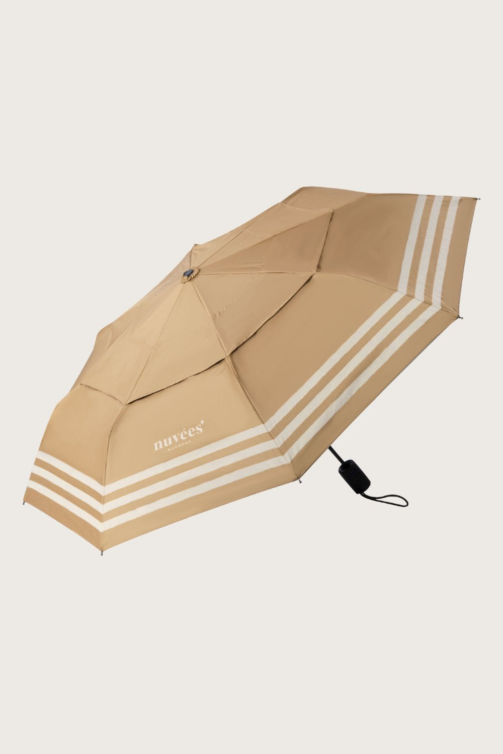 Ombrelle anti-UV beige, idéale pour protéger sa peau du soleil lors de promenades extérieures