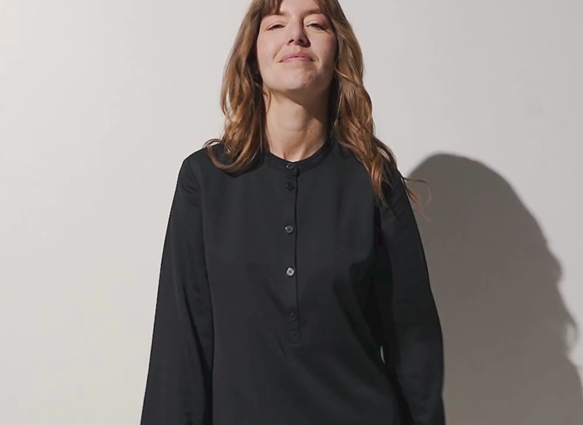 Laadt de video: Vêtements anti-UV femme certifiés UPF 50+ pour une excellente protection solaire