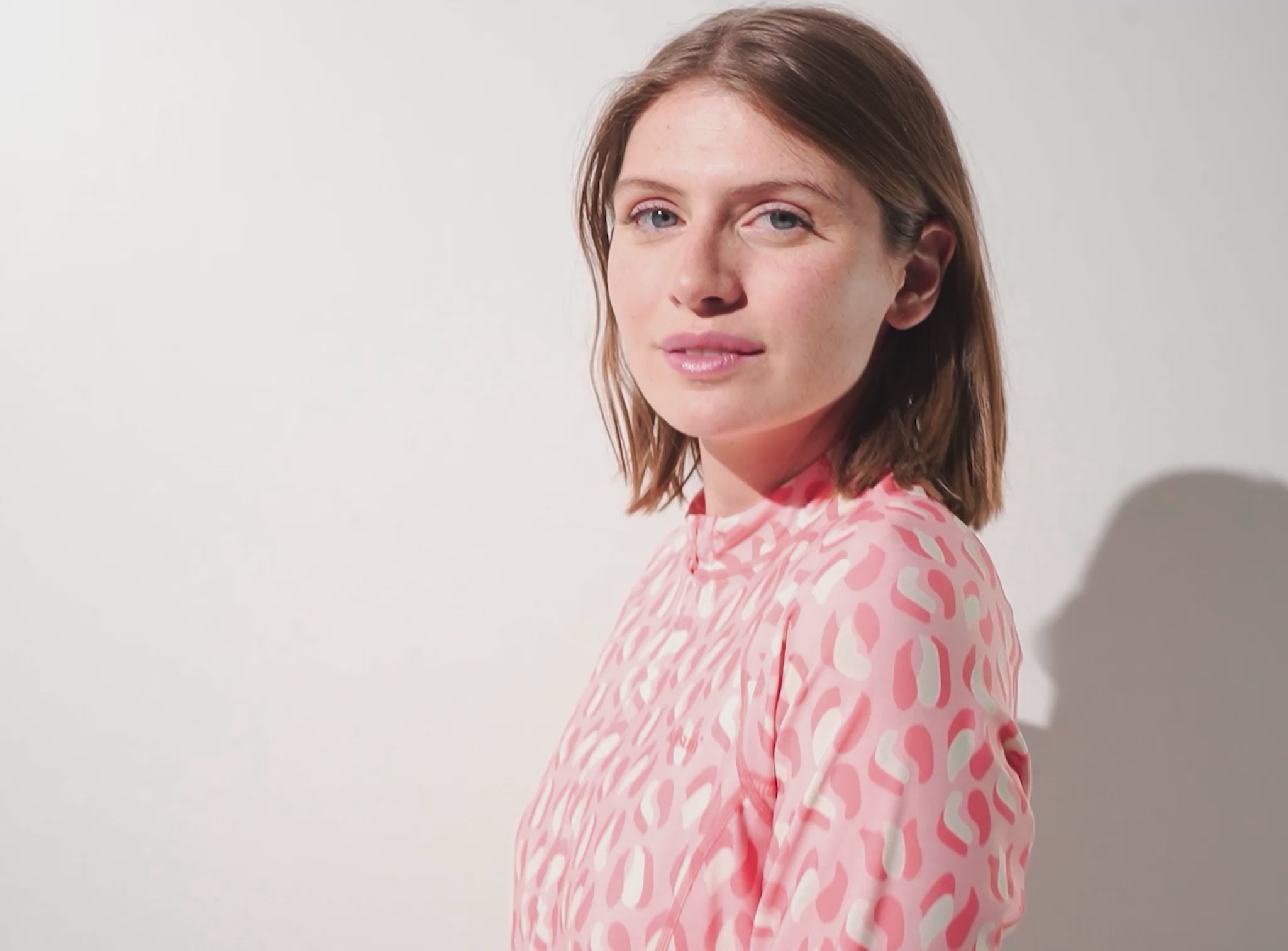 Laadt de video: Vêtements anti-UV femme certifiés UPF 50+ pour une excellente protection solaire