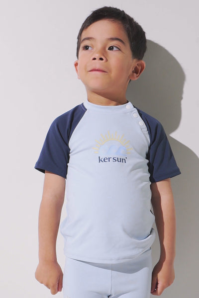 T-shirt de bain anti-UV Samoa pour enfant, léger, UPF 50+, couleur bleu clair avec manches bleu marine.