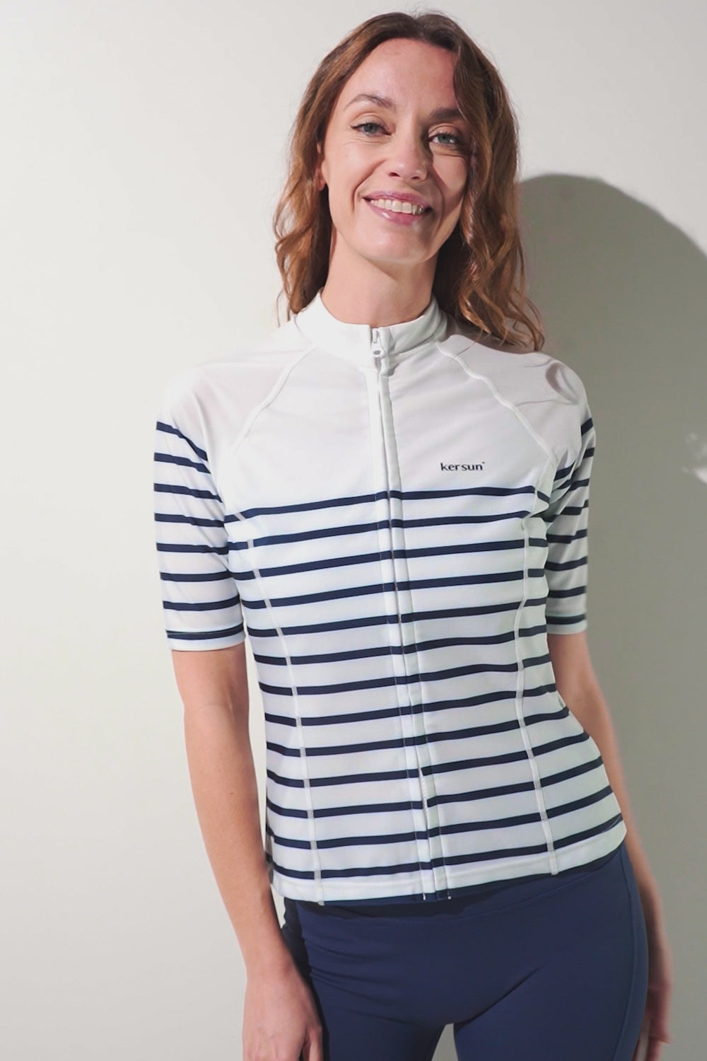 Veste de bain anti-UV - Malta, rayée, coupe ajustée pour femme, protection solaire UPF 50+, idéale pour la baignade.
