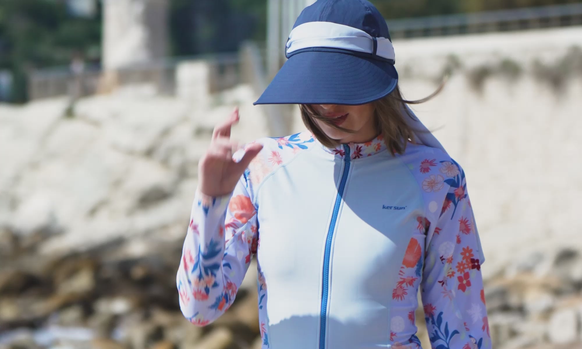 Laadt de video: Chapeaux et Vêtements anti-UV Ker Sun pour Femme et Homme