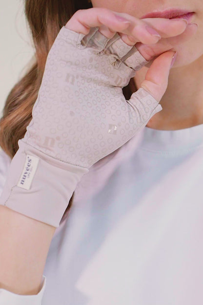 Parfaites pour prendre soin de la peau de vos mains au quotidien, les mitaines anti-UV beiges vous protégeront efficacement dans toutes vos activités extérieures.