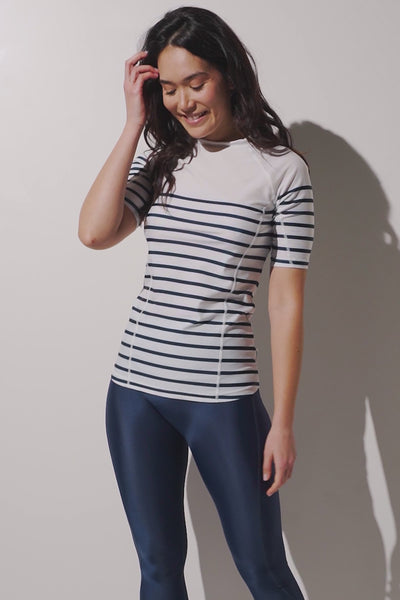 T-shirt de bain anti-UV Moorea à rayures pour femme, léger, UPF 50+, idéal pour les activités aquatiques.