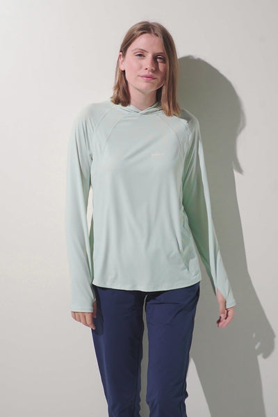 T-shirt anti-UV à capuche - Oasis pour femme, léger, UPF 50+, couleur vert pâle, parfait pour activités sportives.