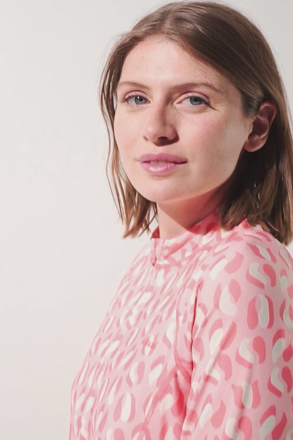 Laadt de video: Vêtements anti-UV femme certifiés UPF 50+ pour une excellente protection solaire