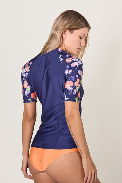 T-shirt de bain anti-UV à manches courtes pour femme, motif floral, idéal pour les activités aquatiques.